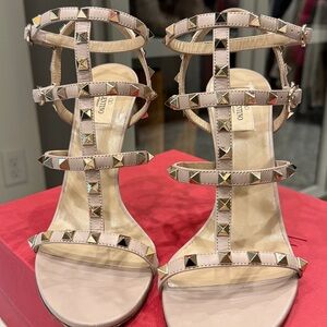 ✨VALENTINO✨ ROCKSTUD ankle strap sandal. Size 10. Poudre.
